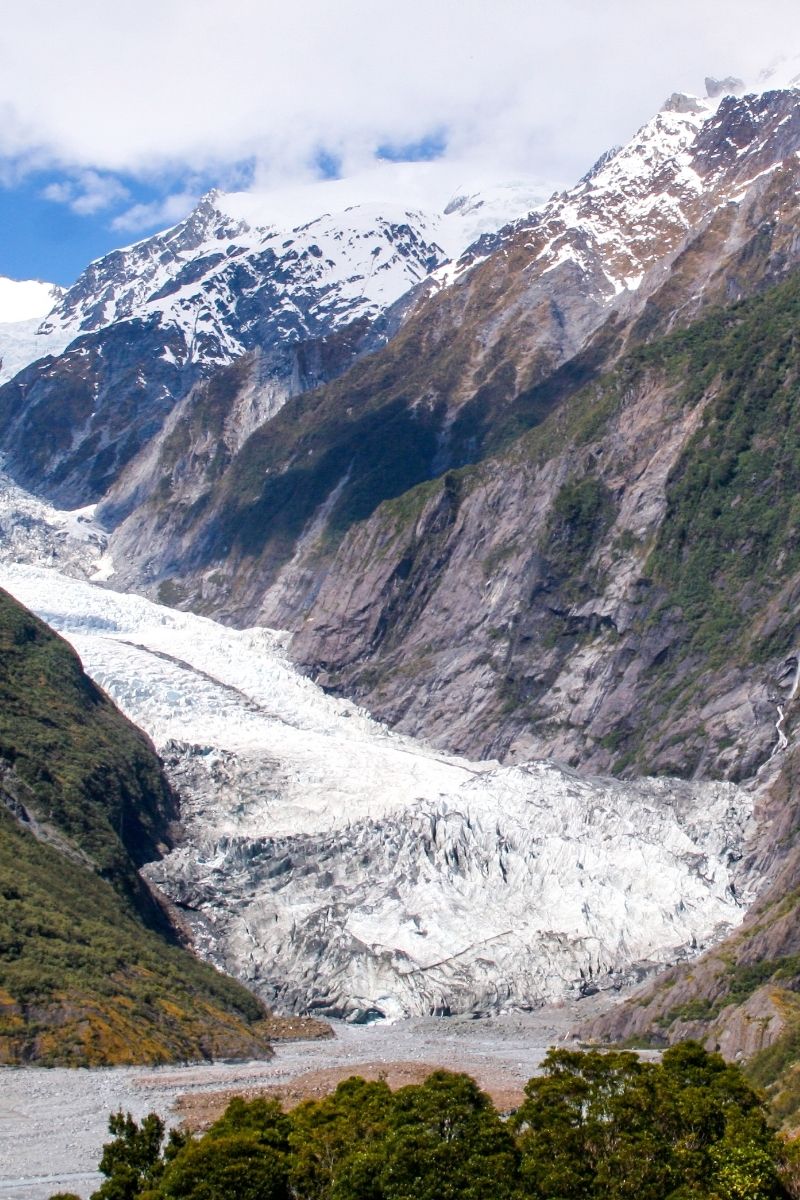 The best walks in New Zealand, from stunning coastal trails to breathtaking alpine hikes. Plan your next adventure with this ultimate hiking guide! Tongariro Alpine Crossing, Milford Track, Routeburn Track, Abel Tasman Coast Track, Franz Josef Glacier Valley Walk, Hooker Valley Track, Kepler Track, Hollyford Track, Lake Waikaremoana, Mount Taranaki Summit, Pinnacles Track, Queen Charlotte Track, Roy’s Peak, Cape Kidnappers Walk, Catlins Coastal Walks, Hiking In New Zealand, Hiking Itinerary