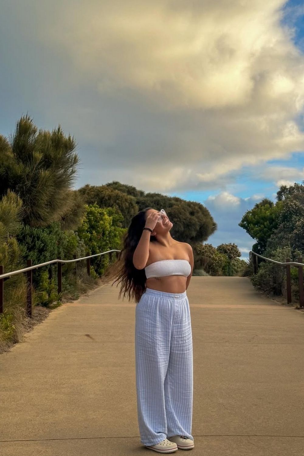 Planning a trip to Australia? Discover stylish and practical outfit ideas for every occasion—from beach days to city exploring and brunching in Sydney. Get travel-friendly fashion tips to pack smart and stay chic Down Under! Australia Outfit Ideas, Australia Outfit Summer, Spring, Fall, Winter, Australia Outfits Travel, Australia Outfit Guide, 12 Apostles Australia Outfit, Road Trip, Vacation Outfit, Melbourne Outfits, Outfit Ideas For Melbourne, Sydney Outfits, Australia Hiking Outfits