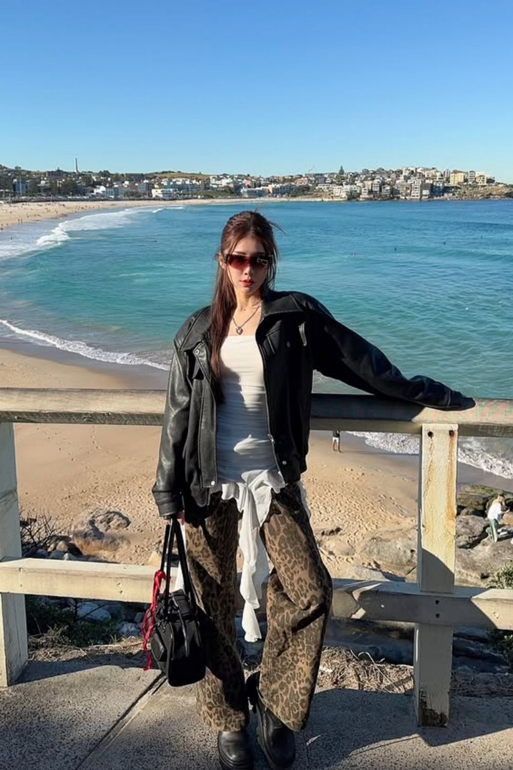 Planning a trip to Australia? Discover stylish and practical outfit ideas for every occasion—from beach days to city exploring and brunching in Sydney. Get travel-friendly fashion tips to pack smart and stay chic Down Under! Australia Outfit Ideas, Australia Outfit Summer, Spring, Fall, Winter, Australia Outfits Travel, Australia Outfit Guide, 12 Apostles Australia Outfit, Road Trip, Vacation Outfit, Melbourne Outfits, Outfit Ideas For Melbourne, Sydney Outfits, Australia Hiking Outfits