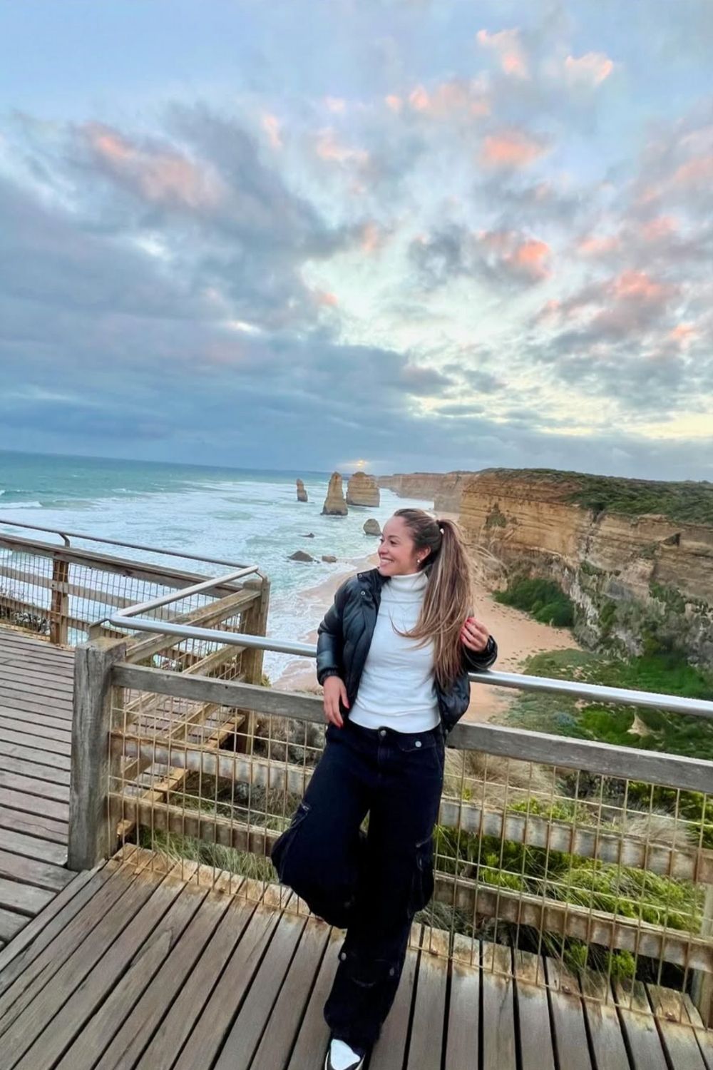 Planning a trip to Australia? Discover stylish and practical outfit ideas for every occasion—from beach days to city exploring and brunching in Sydney. Get travel-friendly fashion tips to pack smart and stay chic Down Under! Australia Outfit Ideas, Australia Outfit Summer, Spring, Fall, Winter, Australia Outfits Travel, Australia Outfit Guide, 12 Apostles Australia Outfit, Road Trip, Vacation Outfit, Melbourne Outfits, Outfit Ideas For Melbourne, Sydney Outfits, Australia Hiking Outfits