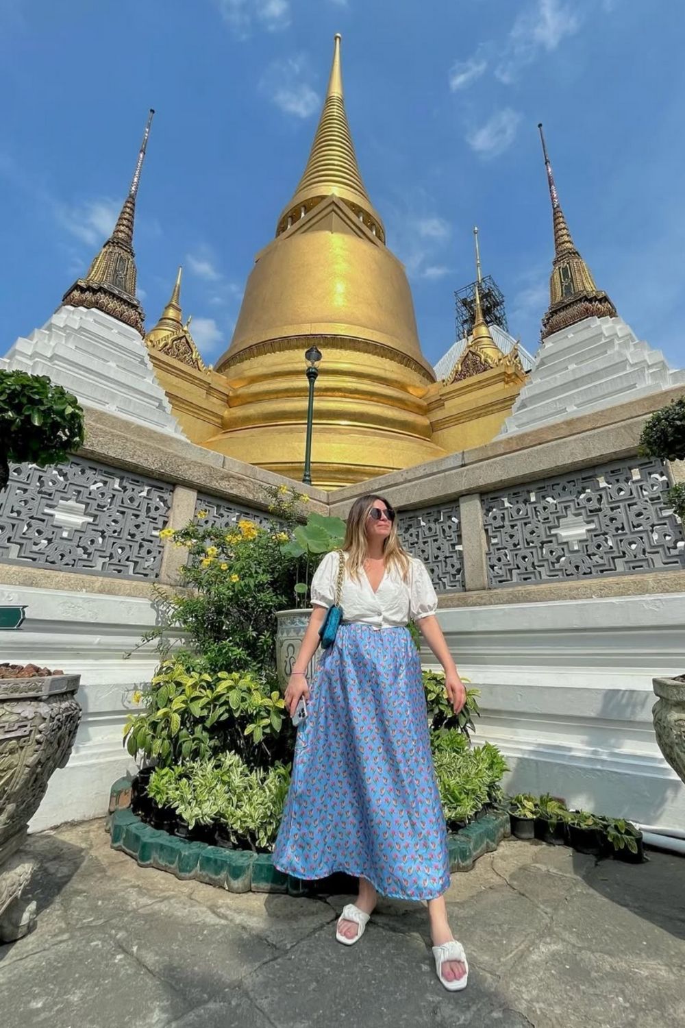 Stylish and practical Bangkok outfit ideas for every activity—from temples to rooftop bars. Get travel-friendly fashion tips and packing advice! Bangkok Outfit, Bangkok Outfit Ideas, Bangkok Outfit Travel Ootd, Bangkok Thailand Outfit Ideas, Wat Arun Bangkok Outfit, Bangkok Thailand Aesthetic Outfit, Bangkok Temple Outfit, Grand Palace Bangkok Outfit, Bangkok Travel Outfit, Bangkok Summer Outfit, Bangkok Ootd Outfit, Bangkok Trip Outfit, Bangkok Packing List, What To Wear In Bangkok Thailand