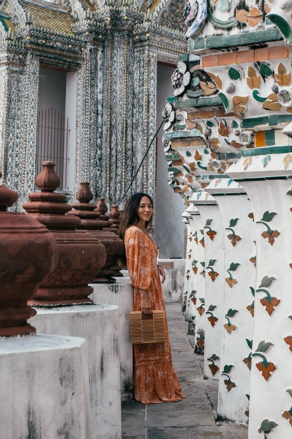 Stylish and practical Bangkok outfit ideas for every activity—from temples to rooftop bars. Get travel-friendly fashion tips and packing advice! Bangkok Outfit, Bangkok Outfit Ideas, Bangkok Outfit Travel Ootd, Bangkok Thailand Outfit Ideas, Wat Arun Bangkok Outfit, Bangkok Thailand Aesthetic Outfit, Bangkok Temple Outfit, Grand Palace Bangkok Outfit, Bangkok Travel Outfit, Bangkok Summer Outfit, Bangkok Ootd Outfit, Bangkok Trip Outfit, Bangkok Packing List, What To Wear In Bangkok Thailand