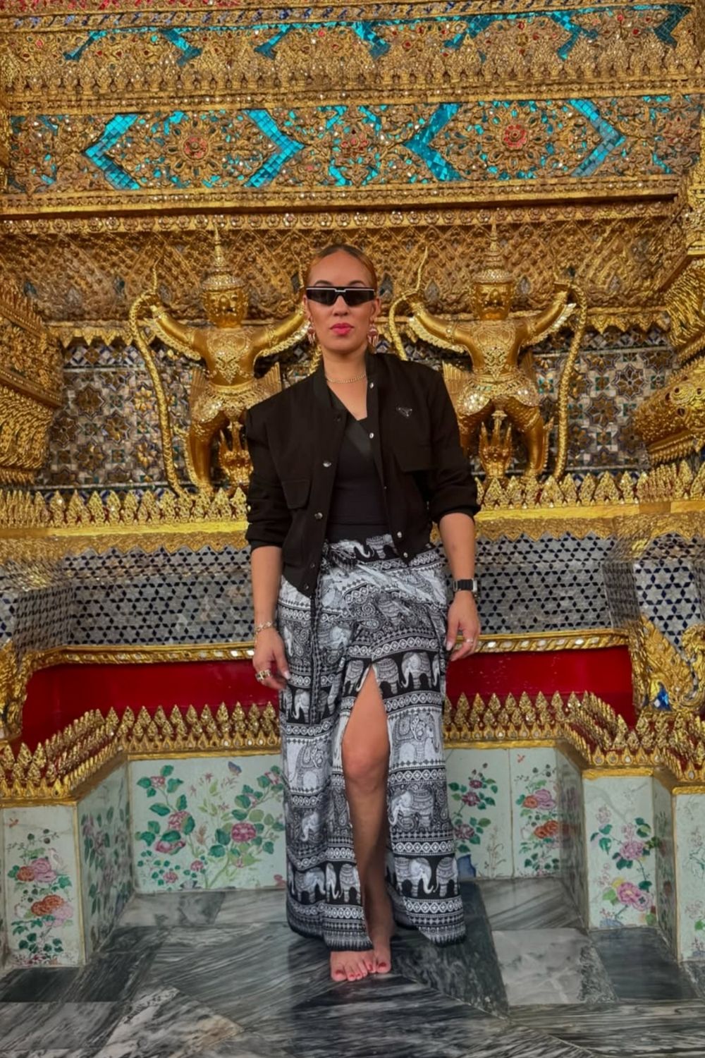 Stylish and practical Bangkok outfit ideas for every activity—from temples to rooftop bars. Get travel-friendly fashion tips and packing advice! Bangkok Outfit, Bangkok Outfit Ideas, Bangkok Outfit Travel Ootd, Bangkok Thailand Outfit Ideas, Wat Arun Bangkok Outfit, Bangkok Thailand Aesthetic Outfit, Bangkok Temple Outfit, Grand Palace Bangkok Outfit, Bangkok Travel Outfit, Bangkok Summer Outfit, Bangkok Ootd Outfit, Bangkok Trip Outfit, Bangkok Packing List, What To Wear In Bangkok Thailand