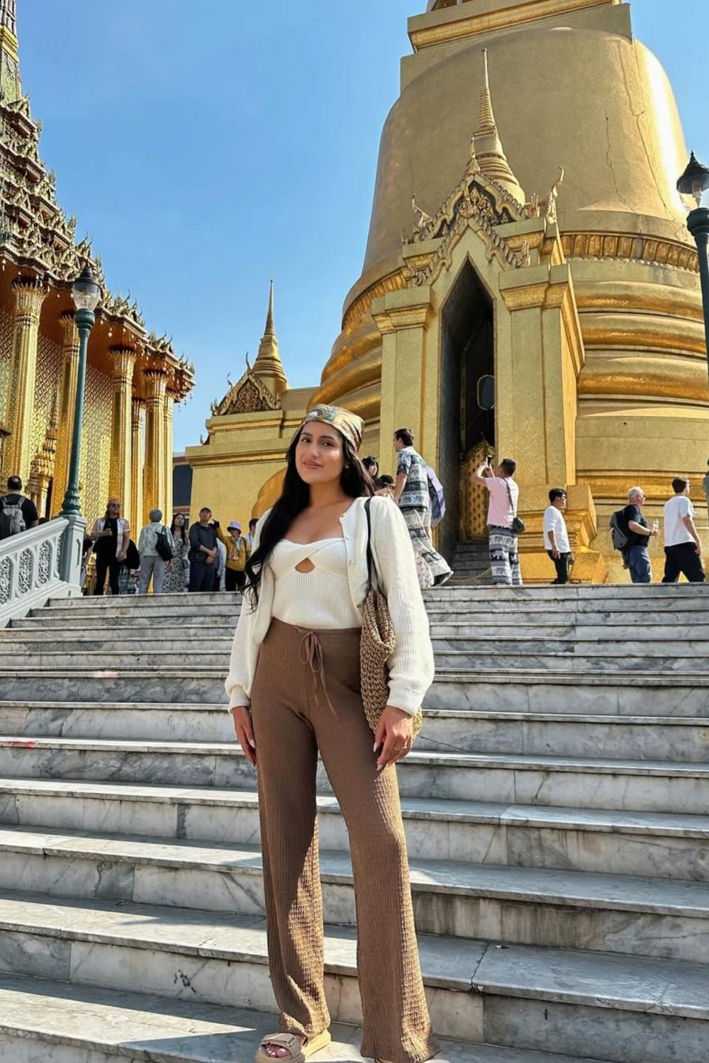 Stylish and practical Bangkok outfit ideas for every activity—from temples to rooftop bars. Get travel-friendly fashion tips and packing advice! Bangkok Outfit, Bangkok Outfit Ideas, Bangkok Outfit Travel Ootd, Bangkok Thailand Outfit Ideas, Wat Arun Bangkok Outfit, Bangkok Thailand Aesthetic Outfit, Bangkok Temple Outfit, Grand Palace Bangkok Outfit, Bangkok Travel Outfit, Bangkok Summer Outfit, Bangkok Ootd Outfit, Bangkok Trip Outfit, Bangkok Packing List, What To Wear In Bangkok Thailand