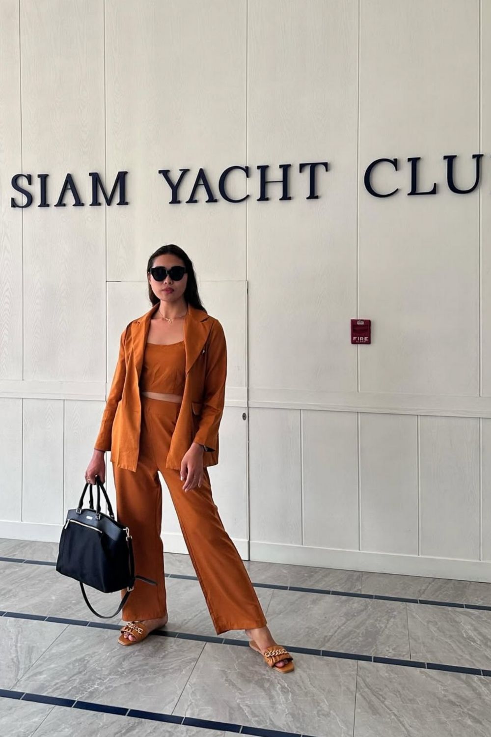 Stylish and practical Bangkok outfit ideas for every activity—from temples to rooftop bars. Get travel-friendly fashion tips and packing advice! Bangkok Outfit, Bangkok Outfit Ideas, Bangkok Outfit Travel Ootd, Bangkok Thailand Outfit Ideas, Wat Arun Bangkok Outfit, Bangkok Thailand Aesthetic Outfit, Bangkok Temple Outfit, Grand Palace Bangkok Outfit, Bangkok Travel Outfit, Bangkok Summer Outfit, Bangkok Ootd Outfit, Bangkok Trip Outfit, Bangkok Packing List, What To Wear In Bangkok Thailand