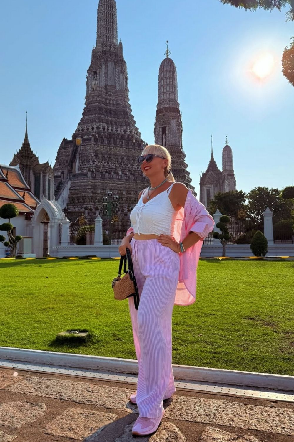 Stylish and practical Bangkok outfit ideas for every activity—from temples to rooftop bars. Get travel-friendly fashion tips and packing advice! Bangkok Outfit, Bangkok Outfit Ideas, Bangkok Outfit Travel Ootd, Bangkok Thailand Outfit Ideas, Wat Arun Bangkok Outfit, Bangkok Thailand Aesthetic Outfit, Bangkok Temple Outfit, Grand Palace Bangkok Outfit, Bangkok Travel Outfit, Bangkok Summer Outfit, Bangkok Ootd Outfit, Bangkok Trip Outfit, Bangkok Packing List, What To Wear In Bangkok Thailand
