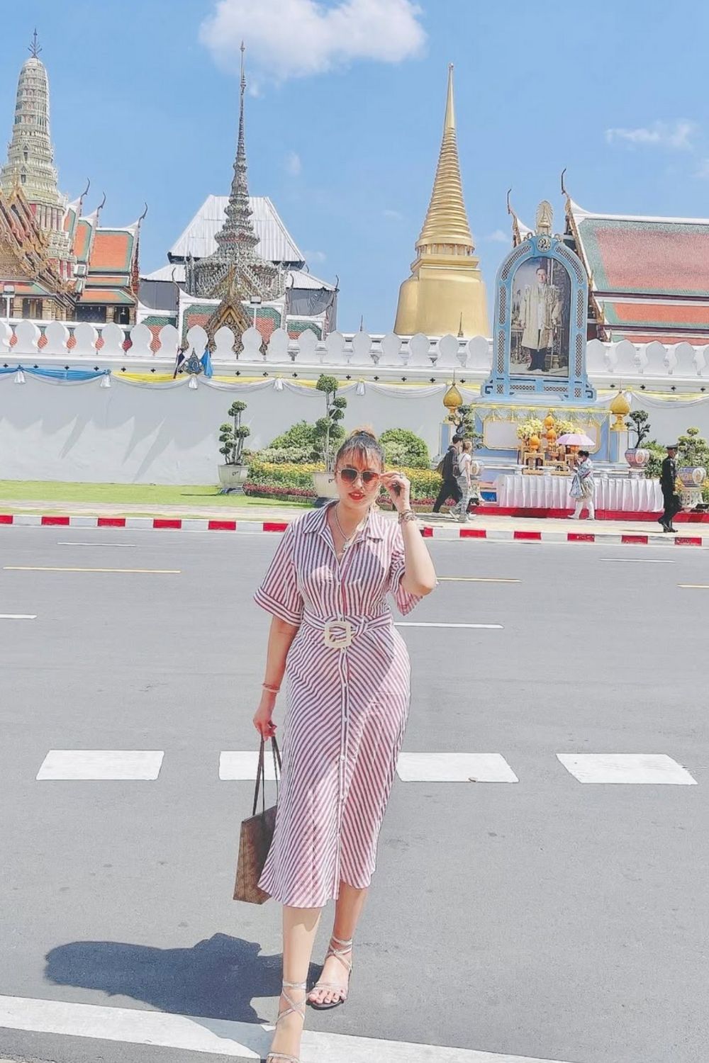 Stylish and practical Bangkok outfit ideas for every activity—from temples to rooftop bars. Get travel-friendly fashion tips and packing advice! Bangkok Outfit, Bangkok Outfit Ideas, Bangkok Outfit Travel Ootd, Bangkok Thailand Outfit Ideas, Wat Arun Bangkok Outfit, Bangkok Thailand Aesthetic Outfit, Bangkok Temple Outfit, Grand Palace Bangkok Outfit, Bangkok Travel Outfit, Bangkok Summer Outfit, Bangkok Ootd Outfit, Bangkok Trip Outfit, Bangkok Packing List, What To Wear In Bangkok Thailand