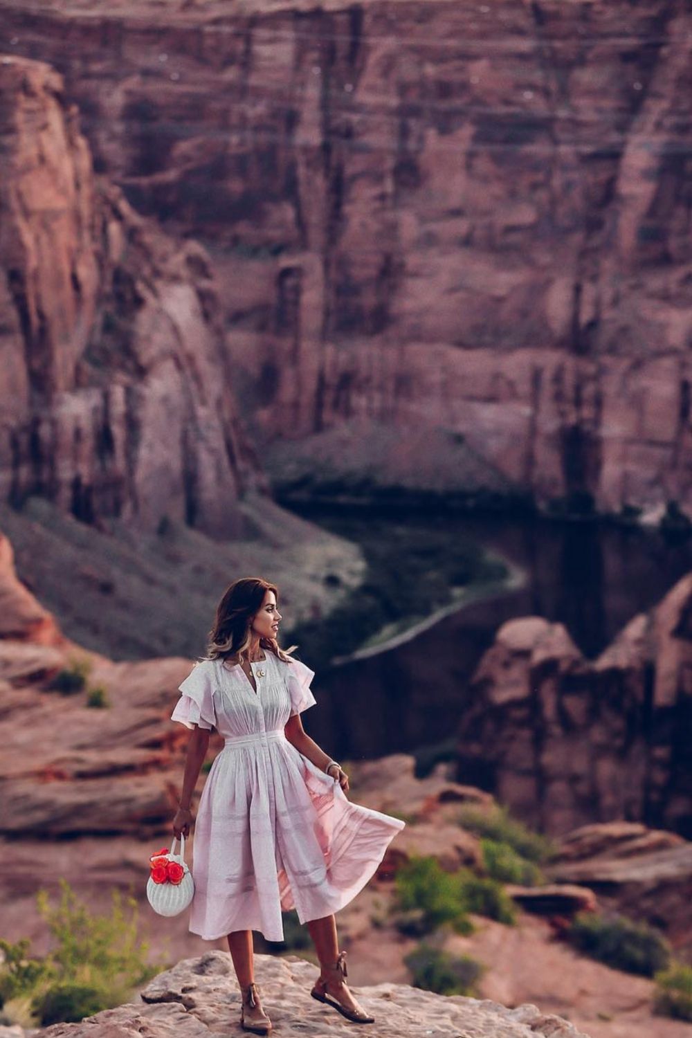 Discover 25+ stylish and practical Grand Canyon outfit ideas perfect for hiking, sightseeing, and photos. From cozy layers to desert-chic looks, pack smart and look great! Grand Canyon Outfit, Grand Canyon Vacation Outfits, Grand Canyon Outfit Ideas, Grand Canyon Hiking Outfit, Grand Canyon Packing List, Grand Canyon Winter Outfit, Grand Canyon Outfit Summer, Grand Canyon Outfit Fall, Hiking Grand Canyon Outfit