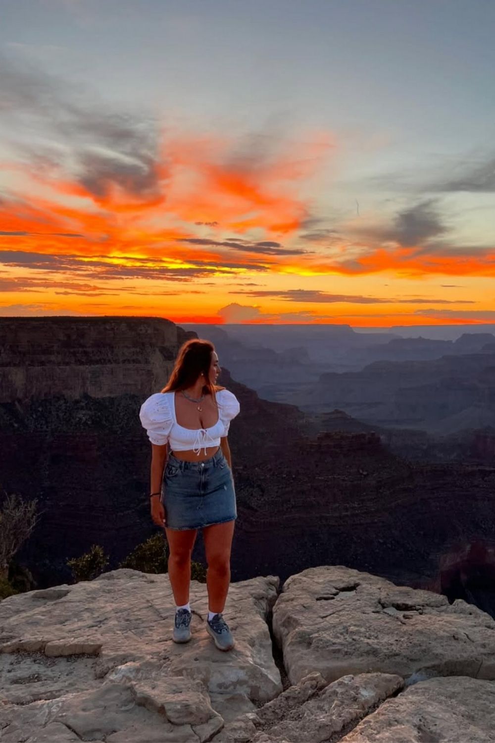 Discover 25+ stylish and practical Grand Canyon outfit ideas perfect for hiking, sightseeing, and photos. From cozy layers to desert-chic looks, pack smart and look great! Grand Canyon Outfit, Grand Canyon Vacation Outfits, Grand Canyon Outfit Ideas, Grand Canyon Hiking Outfit, Grand Canyon Packing List, Grand Canyon Winter Outfit, Grand Canyon Outfit Summer, Grand Canyon Outfit Fall, Hiking Grand Canyon Outfit