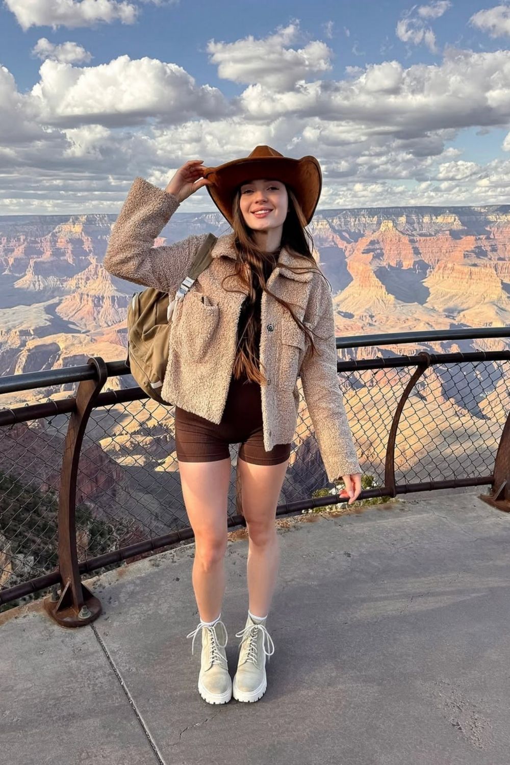 Discover 25+ stylish and practical Grand Canyon outfit ideas perfect for hiking, sightseeing, and photos. From cozy layers to desert-chic looks, pack smart and look great! Grand Canyon Outfit, Grand Canyon Vacation Outfits, Grand Canyon Outfit Ideas, Grand Canyon Hiking Outfit, Grand Canyon Packing List, Grand Canyon Winter Outfit, Grand Canyon Outfit Summer, Grand Canyon Outfit Fall, Hiking Grand Canyon Outfit
