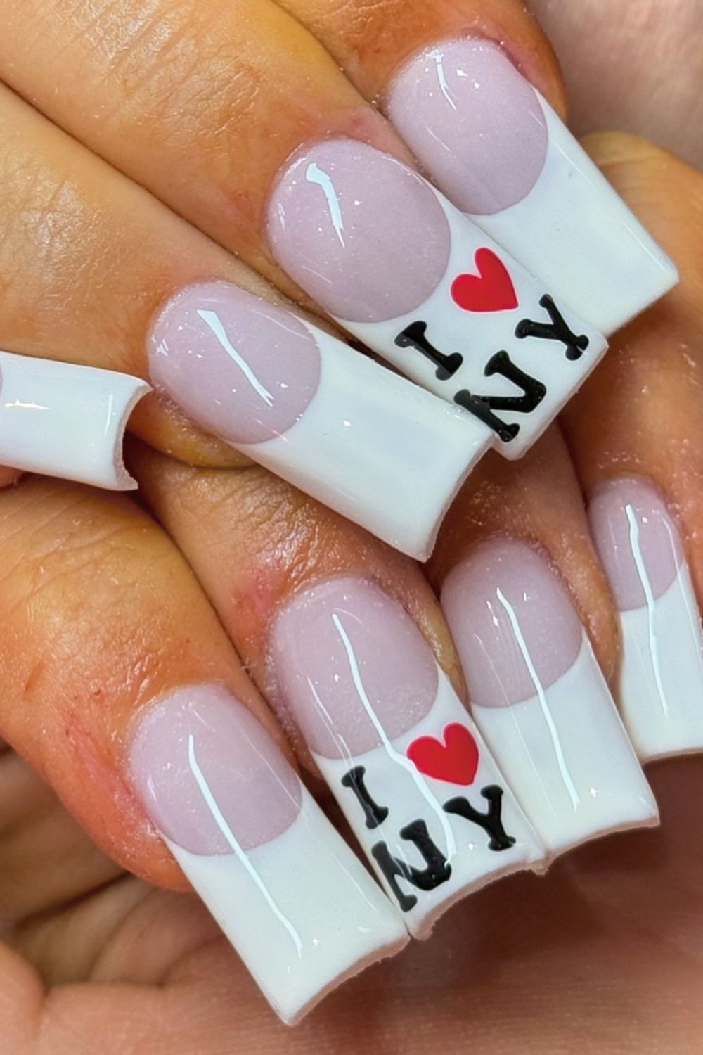 Get inspired with 22 New York-themed nail designs perfect for your NYC trip! From skyline art to “I ❤️ NY” graphics and bold city icons, these nail ideas bring Big Apple energy to your mani. New York Nails, New York Nails Designs, Nails For New York, New York Nails Designs Nyc, New York City Nails, Nails New York, New York Inspired Nails, New York Nails Aesthetic, New York Yankees Nails, New York Yankees Nails, Cute Nails For New York