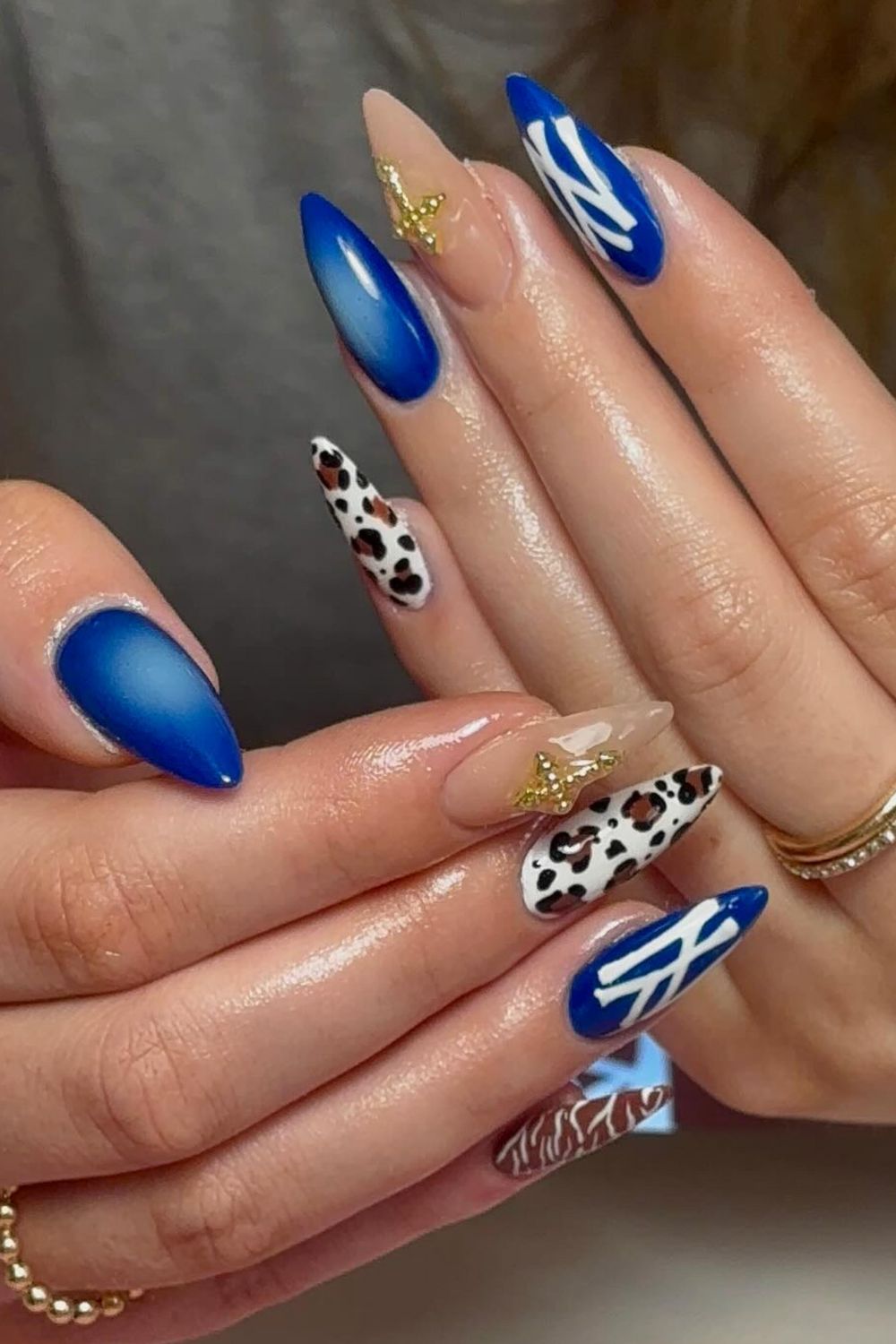 Get inspired with 22 New York-themed nail designs perfect for your NYC trip! From skyline art to “I ❤️ NY” graphics and bold city icons, these nail ideas bring Big Apple energy to your mani. New York Nails, New York Nails Designs, Nails For New York, New York Nails Designs Nyc, New York City Nails, Nails New York, New York Inspired Nails, New York Nails Aesthetic, New York Yankees Nails, New York Yankees Nails, Cute Nails For New York